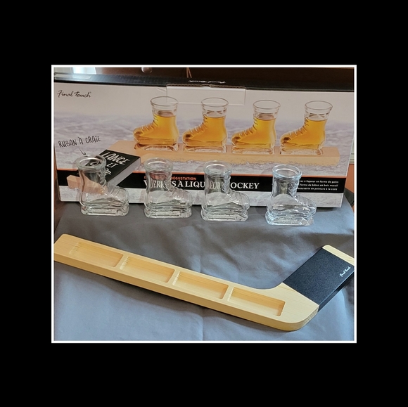 FINAL TOUCH ICE HOCKEY SHOT GLASSES WITH HOCKEY STICK GLASS HOLDER - Picture 3 of 8
